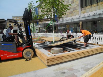 Stück für Stück werden die Holzdecks auf die Stahlkonstruktionen montiert. Quelle: Stadt Offenburg