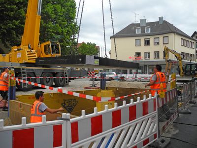 Der 9 Tonnen schwere Deckel wird ebenfalls mit dem Autokran über die Vorrichtung gebracht. Quelle: Stadt Offenburg