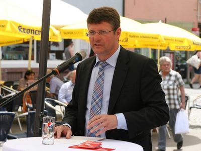 Baubürgermeister Oliver Martini setzte am 23.05.2017 den Startschuss für die Neugestaltung des Lindenplatzes. Foto: Christoph Lötsch