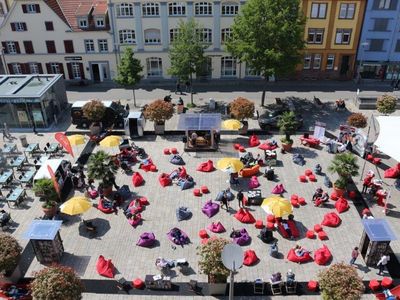 Ein Paradies für Bücherwürmer - StadtLesen auf dem Marktplatz. Quelle: Stadt Offenburg