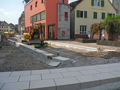 Auch die Rinnen für das Altstadtparkett in der Lange Straße sind bereits gelegt. Im Vordergrund sieht man den Verlauf der mittelalterlichen Stadtmauer. Quelle: Stadt Offenburg