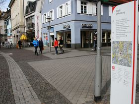 Zehn Stelen, wie diese vor dem Offenburger Rathaus, weisen den Weg zu wichtigen Zielpunkten. Foto: Stadt Offenburg