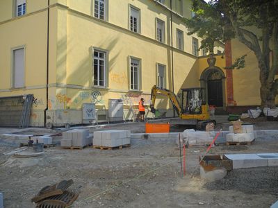 Vor dem Kloster werden die neuen Fahrradbügel montiert. Quelle: Stadt Offenburg