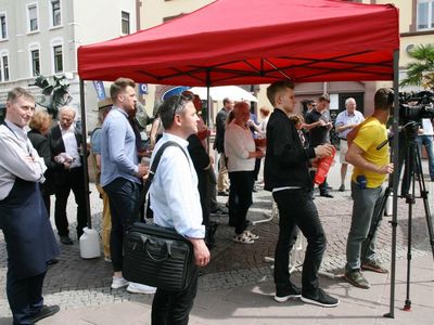 Am Baustellenvesper nahmen auf Einladung der Stadt hin insbesondere Geschäftsinhaber, Anwohner und Stadträte teil. Foto: Christoph Lötsch