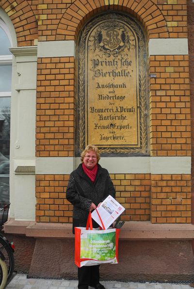 Glückliche Gewinnerin: Gabi Kramer vor dem ehemaligen Eingang der Prinz'schen Bierhalle am Klosterplatz in der Lange Straße. Foto: Stadt Offenburg