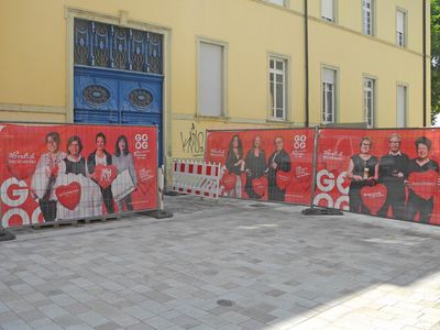Die anliegenden Geschäfte präsentieren sich auf den Bauzaunbannern. Quelle: Stadt Offenburg