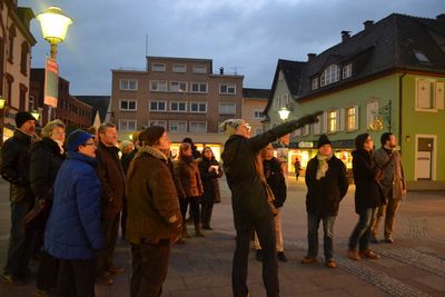 Innenstadtspaziergang am 16.02.2016: Lichtplaner Jochen Karow (Mitte) veranschaulicht interessierten Bürgern, wie sich Offenburg bei Nacht zeigt. Foto: Harald Rudolf