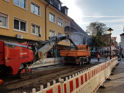 Die Asphaltfräse trägt den bestehenden Belag ab, so dass die Tiefbauarbeiten im entsprechenden Bereich beginnen können. Foto: Stadt Offenburg
