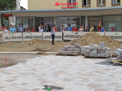 Bei dem einstündigen Spaziergang erfuhren die Teilnehmenden viele Hintergrundinformationen zum Bauablauf und einzelnen Arbeitsschritten. Quelle: Stadt Offenburg