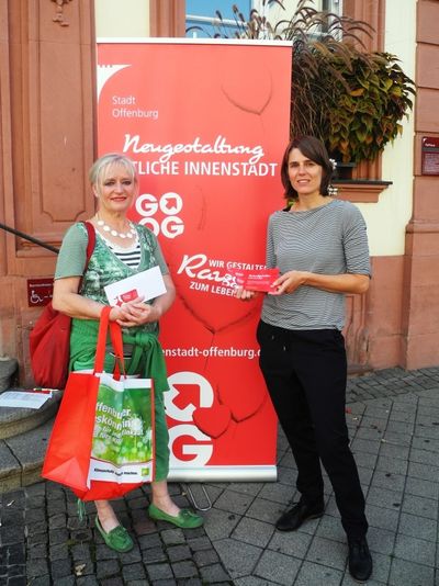 Silke Moschitz vom Innenstadtprogramm GO OG (rechts) überreichte Petra Schrodt-Burek einen Einkaufsgutschein im Wert von 50 Euro. Foto: Stadt Offenburg