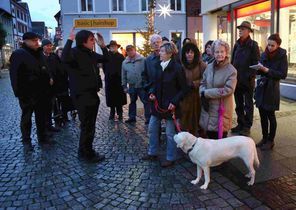 Stadtmarketing-Chef Stefan Schürlein stellt beim Innenstadtspaziergang am 11.12.2014 die neue Weihnachtsbeleuchtung vor. Foto: Ulrich Marx