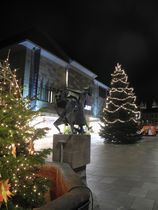 Sorgt für Atmosphäre: der festlich geschmückte Weihnachtsbaum am Lindenplatz. 