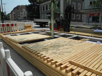 Die Holzdecks bestehen aus Robinienholz, einer hochwertigen, widerstandsfähigen und witterungsbeständigen Holzsorte. Quelle: Stadt Offenburg