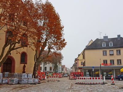Am Klosterplatz herrscht währenddessen Herbststimmung. Foto: Stadt Offenburg