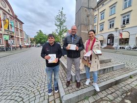 Stefan Schürlein, Wolfgang Reinbold und Marina Brügel stellen das neue Stadtspiel vor. Foto: Stadt Offenburg