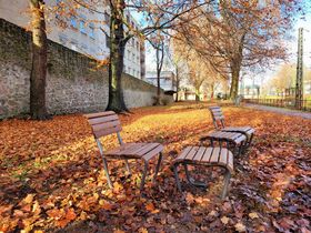 Neue Sitzmöglichkeiten laden in der Gleispromenade zu einer Pause ein. Foto: Stadt Offenburg