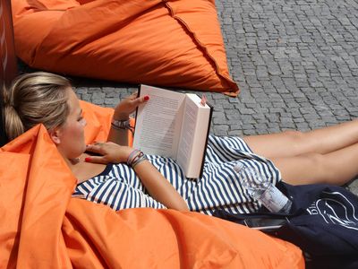 Buch schnappen und es sich im Sitzsack auf dem Marktplatz gemütlich machen. Quelle: Stadt Offenburg