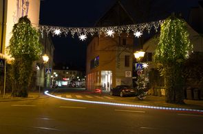 Neue Weihnachtsbeleuchtung mit Herrnhuter Sternen in der Lange Straße. Foto: Ulrich Marx