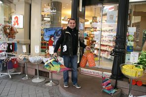 Laternenaktion im Herbst 2015: Elvis Banea vom Stadtmarketing verteilte Laternen in den teilnehmenden Geschäften. Foto: Stadt Offenburg 